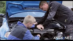 Reproduzir Jovem morena adolescente Susan Ayn em trio hardcore ao ar livre com dois caras