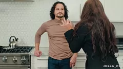 Afspelen Verleidelijke Latina MILF in lingerie domineert haar werknemer met een verbluffende handjob