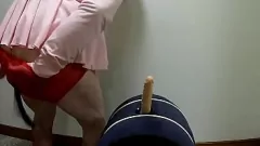 Reproduzir Sissy sensual em renda montando um vibrador enorme na bunda apertada