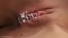 Het meest pijnlijke moment met een paar nietmachine-kutjes - geweldig