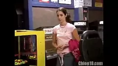 Reproduzir Sensual latina adolescente morena dedilhando sua buceta molhada no carro durante uma sessão de masturbação ao ar livre