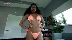 Reproducir Xxx con una preciosa negra que sabe follar a un hombre con su estrecho coño