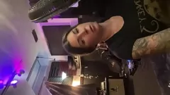 Reproduzir Assista Felicity Feline, a pornstar tatuada, em uma intensa sessão de bateria que vai te deixar sem fôlego!