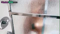 Reproducir Pequeña morena con tatuajes se masturba el coño empapado en la ducha, frotándose el clítoris y los pezones