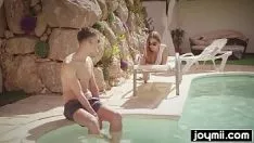 Jouer giovane bionda fa sesso in piscina