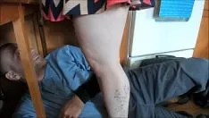 Afspelen Dikke brunette laat een man haar poesje reguleren
