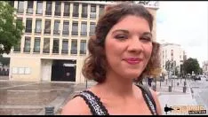 Odtwórz Od czasu do czasu daje jej tyle, ile chce wiedzieć, że jest jej szefem