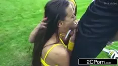 Um homem fode duas bucetas morenas em um campo de futebol