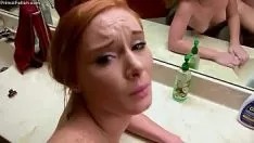 Oynat Duş Aldıktan Sonra Güzel Bir Kızıl Saçı Banyoya Koyar
