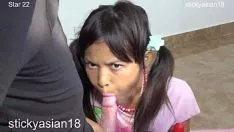 Redare Japoneza Mica In Loc Sa Se Joace Cu Jucarii Se Joaca Cu Pula Prin Gura