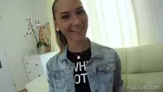 تشغيل اللعنة الجميلة مع طالب في Timisoara يمارس الجنس مع زميلك