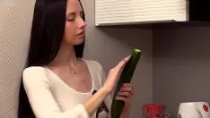 Reproducir Chica Morena Pone Lubricante En Un Pepino Para Deslizarse Bien En Su Coño