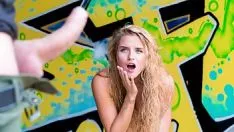 Redare Sex in pozitia 69 pe strada cu o blonda