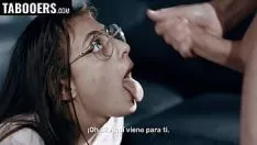 Reproduzir A aluna senta com a boca aberta para esse pau enorme cheio de Sloboz