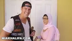 Reproducir Mia Khalifa se folla a sí misma con un coño deseado por su coño