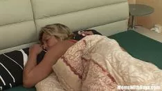 Redare Porno incendiar cu o mamica excitata