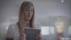 Reproducir Está viendo una película porno y está muy molesto porque su esposa no puede hacerlo por él.