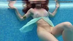 تشغيل أثناء تدخين سيجارة، تقفز على قضيب رجل موهوب بجوار حمام السباحة