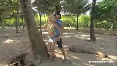 Odtwórz Seksowna i bardzo piękna blondynka to młoda blondynka, która chce zostać wyruchana