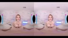 تشغيل المرأة الشقراء لديها ثديين صغيرين وجمل زلق