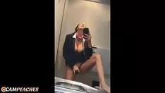 Jouer Elle s'assoit sur la webcam et se masturbe pour ses spectateurs