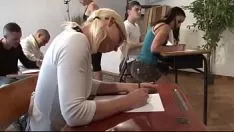 Redare Eleva bruneta foarte excitata care are sanii imensi si ii place sa te faca