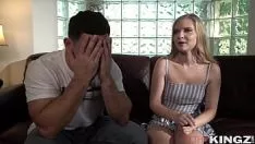 Redare Blonda se dezbraca de tricou si incepe sa suga o pula mult mai lunga decat poate inghiti