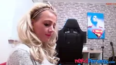 Abspielen Das nerdige Schwanzlutschen und der intensive Doggystyle der britischen Blondine Abbi Price