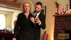 Abspielen Hardcore reifer BDSM: Unterwürfiger mit großen Titten wird in den Arsch gefickt und mit Sperma gefüllt