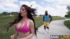 Redare Ace Bigs și Savannah Storm în Intense Interracial Encounter
