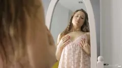 Oynat Solo Sarışın Genç Fabricia D Seks Oyuncakları ile Çılgınlaşıyor