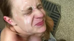 Redare Skinny Bombshell primește o esperma dublă de la șeful ei în camera de pauză