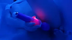 Jouer Une ado blonde européenne a une séance de masturbation humide et sauvage dans le bain