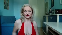 Odtwórz Blond MILF szaleje z wielkim dildem, gdy jest sama w domu