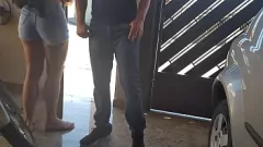 Reproducir Milf sexy en jeans tienta a los vecinos con movimientos provocativos