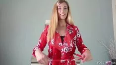 Reproducir La mujer debajo del vestido rojo tiene tanga