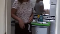 Latina Milf não consegue resistir ao enorme pau de seu enteado - masturbação solo com peitos grandes e bunda