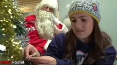 Reproduzir Trio de Natal peituda: vagabundas curvas compartilham o pau grande do Papai Noel na sala de albergues