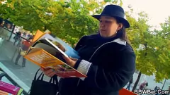 Odtwórz Chubby Brunette z ogromnym tyłkiem zostaje zaorana