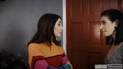 Redare Tatuat Milf Joanna Angel împărtășește soțul înșelător cu petite pași Jane Wilde în sex dur de grup