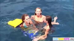 Jouer Teen lesbien chauds Toase sur les vacances en bateau