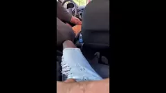 Abspielen Die Frau des Uber -Fahrers erwischt ihn, um Fußfetisch -Porno zu bekommen