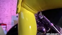 Abspielen In Latex gekleidete europäische Babes gönnen sich Analspiele mit Sexspielzeugen