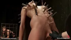 Jouer Frénésie de flagellation à trois lesbiennes : Missy Minks aux gros seins et Beretta James dans un bondage bizarre