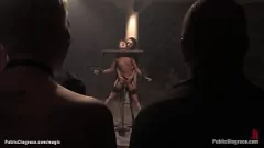 Abspielen Öffentliche Bondage-BDSM-Session: Suspendiert und Hardcore gefickt