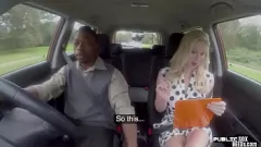 Jouer Une Euro Babe tatouée se fait pilonner par une grosse bite noire dans la voiture