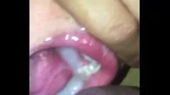 Reproducir Esposa latina comienza con un juguete antes de recibir una polla y correrse en la boca