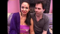 Jouer MILF bruna con grandi tette viene scopata a pecorina e le viene in faccia in questa scena interrazziale hardcore